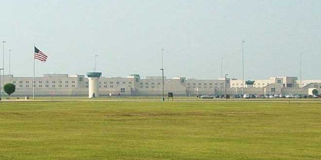 إغلاق جميع السجون الأمريكية مؤقتاً إثر اشتباكات عنيفة