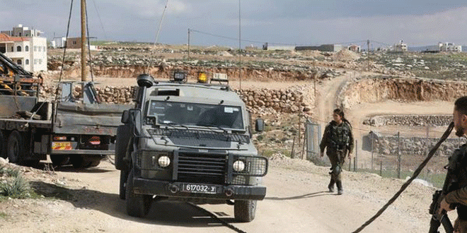 قوات الاحتلال تجرف أراضي الفلسطينيين جنوب الخليل