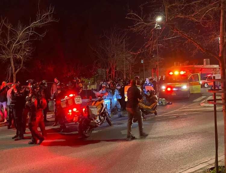 مستوطنون بحماية شرطة الاحتلال يعتدون على الفلسطينيين في القدس المحتلة