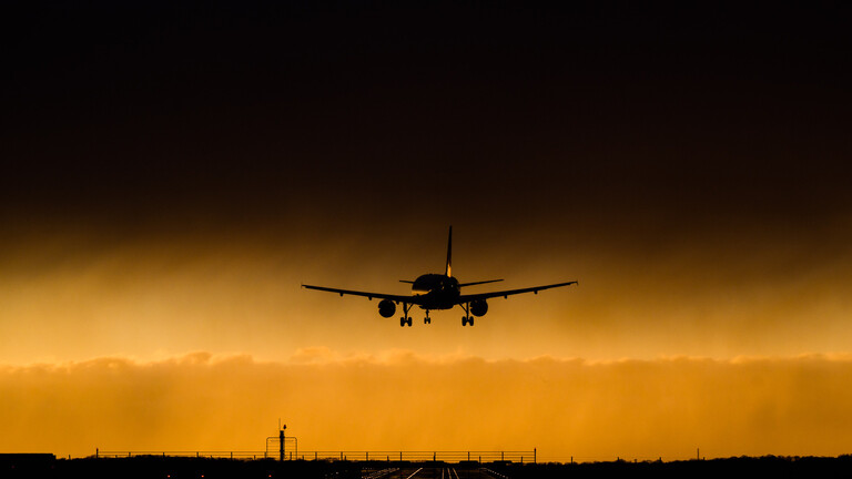 روسيا تقرر حظر وصول وعبور الطائرات المرتبطة ببريطانيا رداً بالمثل