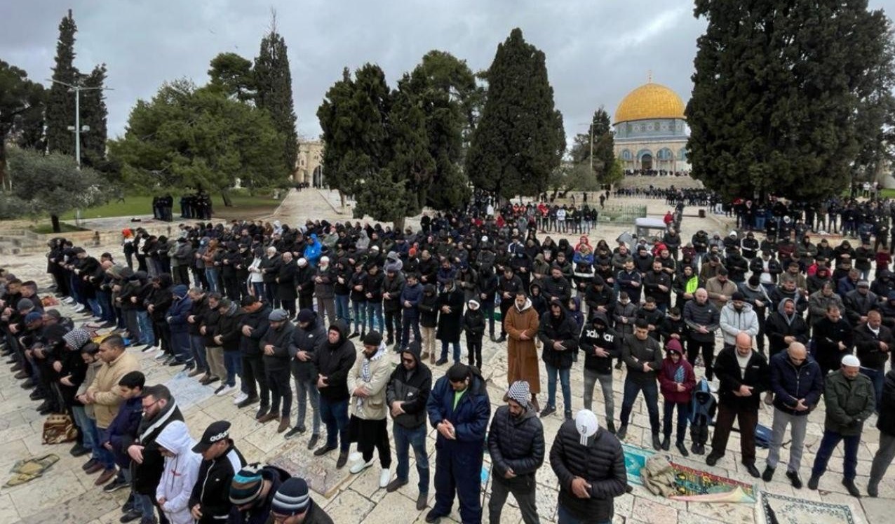 عشرات الآلاف من الفلسطينيين يؤدون صلاة الجمعة في المسجد الأقصى