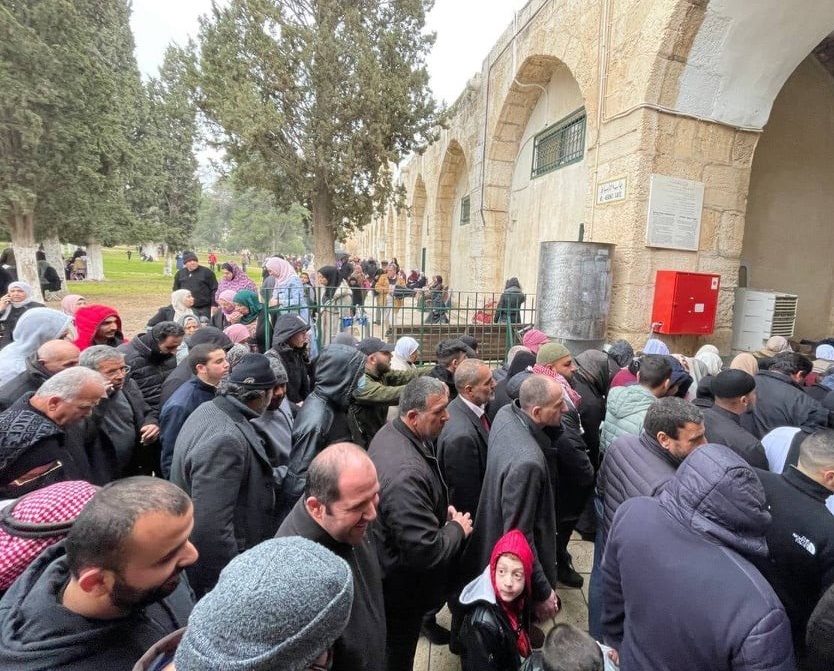 آلاف الفلسطينيين يؤدون صلاة الجمعة والفجر في المسجد الأقصى المبارك
