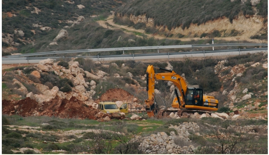 الاحتلال يشرع بتجريف نحو 100 دونم في قلقيلية و يقتحم سلوان