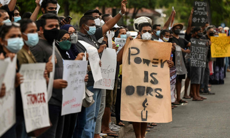 سريلانكا تحجب وسائل التواصل الاجتماعي لاحتواء الاحتجاجات ضد رئيس البلاد