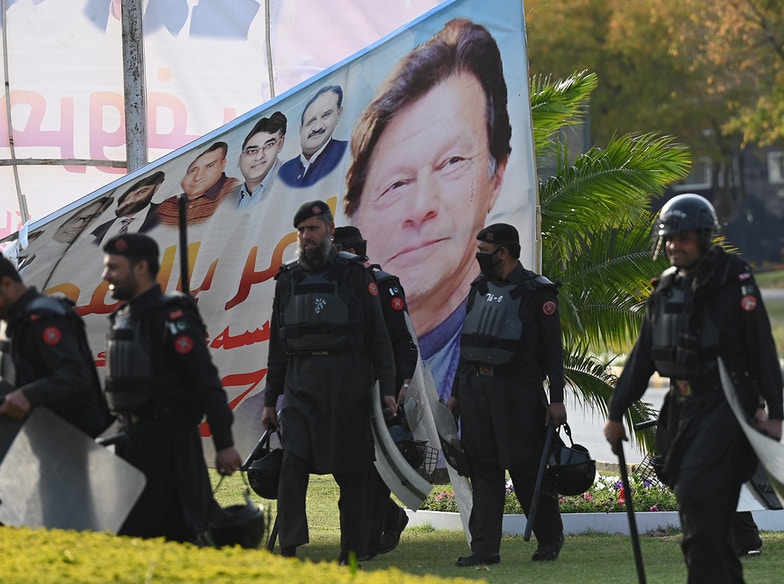 حل البرلمان الباكستاني بعد فشله في سحب الثقة عن عمران خان