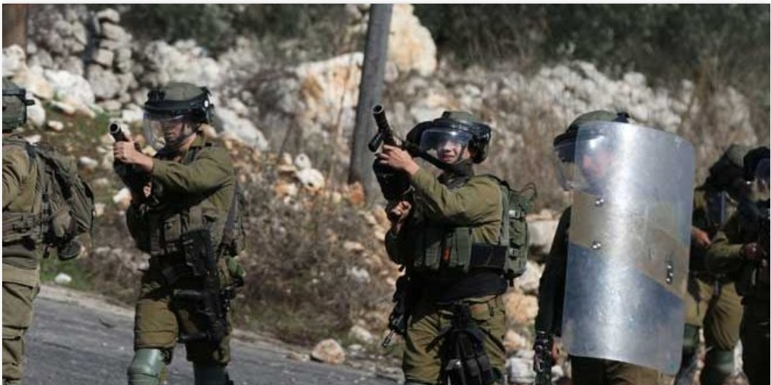 أصابه ثلاثة فلسطينيين برصاص الاحتلال غرب طولكرم