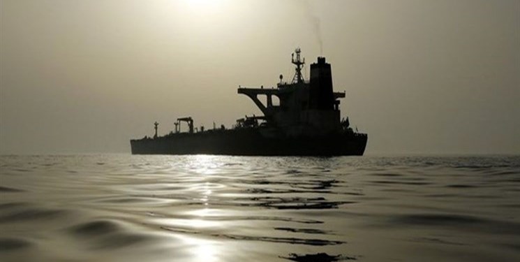 الحرس الثوري الإيراني يوقف سفينة أجنبية تحمل وقودا مهربا