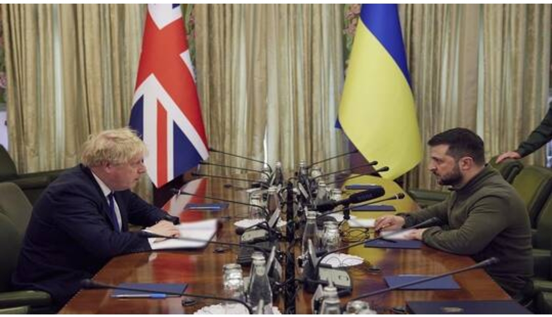 بريطانيا تزود أوكرانيا بـ120 عربة مدرعة وصواريخ مضادة للسفن