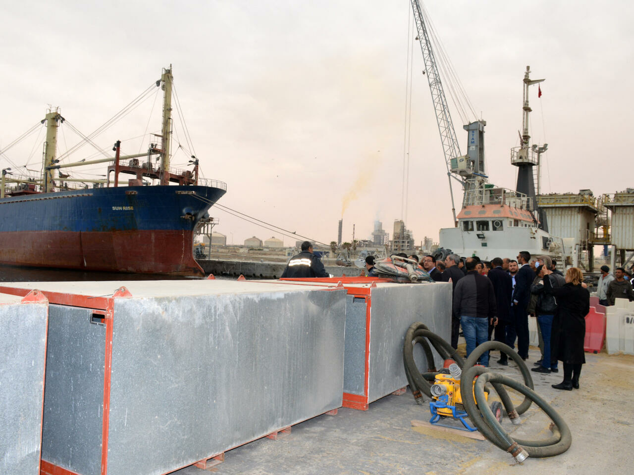 دول تعرض المساعدة على تونس لتجنب كارثة بيئية بعد غرق سفينة قبالة سواحلها الجنوبية