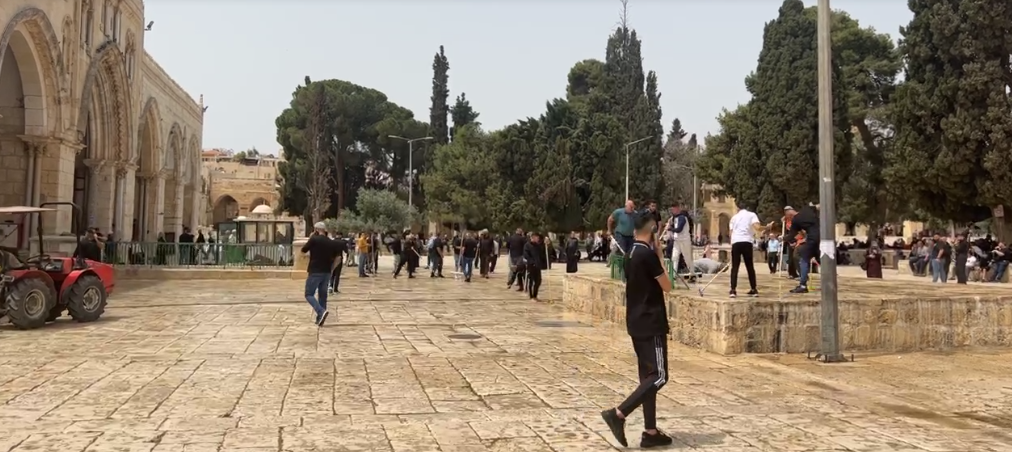 قوات الاحتلال تقتحم الأقصى وتجبر المصلين على مغادرته تمهيدا لاقتحام المستوطنين