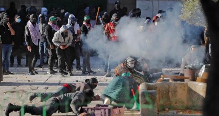 إصابة 20 مقدسي خلال اشتباكات مع قوات الاحتلال التي اقتحمت المصلى القبلي بالأقصى