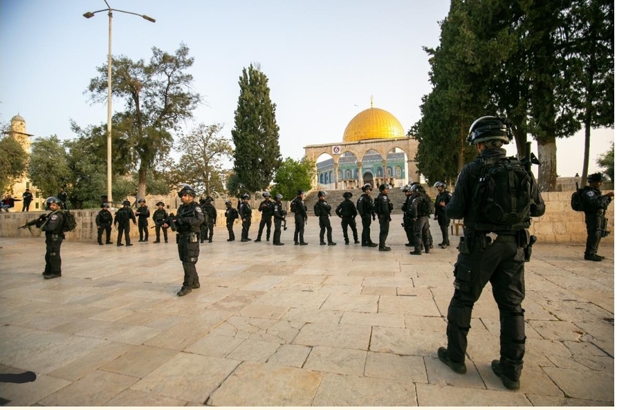 استشهاد شاب فلسطيني وإصابة 31 إثر اعتداء الاحتلال على المصلين في الأقصى