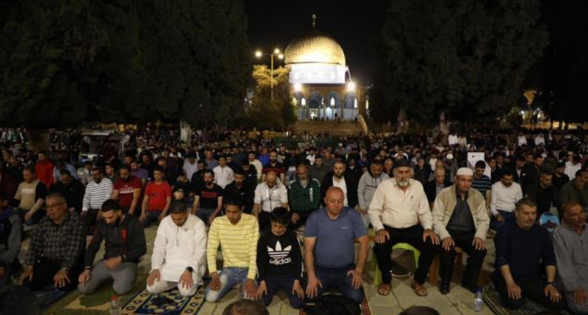 أكثر من 100 ألف مصلٍ يؤدون صلاتي العشاء والتراويح بالمسجد الأقصى
