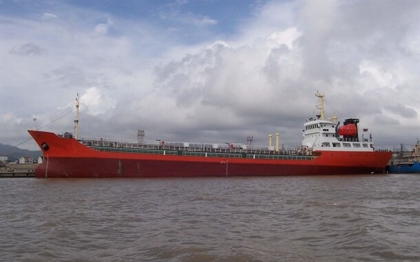 الحرس الثوري الإيراني يوقف سفينة أجنبية في مياه الخليج تحمل وقود مُهرب