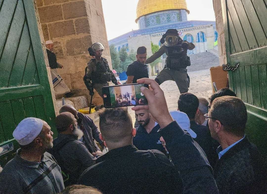 إصابة 13 فلسطيني خلال اعتداء الاحتلال على المصلين في الأقصى المبارك