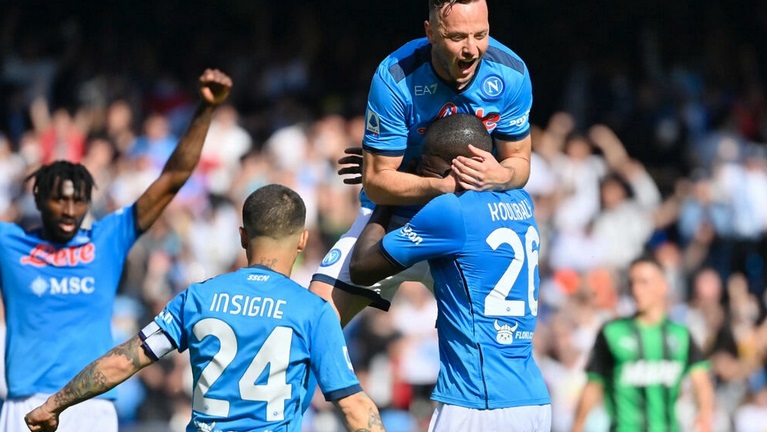 الدوري الإيطالي: نابولي يضمن المشاركة في دوري الأبطال بسداسية ضد ساسوولو