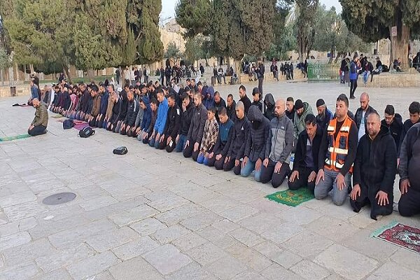 مرابطون بالأقصى يسجّلون رقماً قياسياً جديداً لأطول صلاة ضحى عبر التاريخ