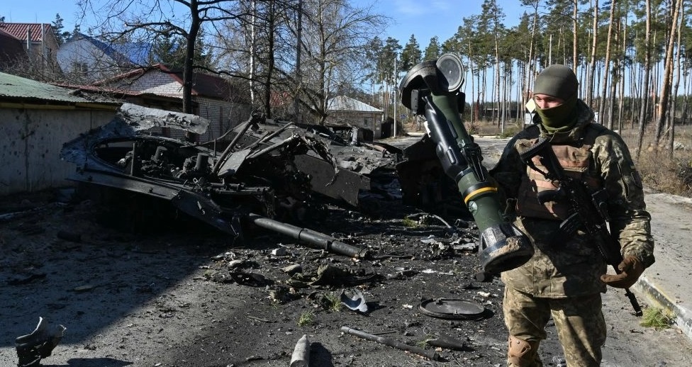 مجلة فرنسية تكشف مخاطر احتمال تدفق الأسلحة من أوكرانيا إلى ليبيا