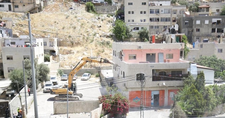 حماس: هدم بناية عائلة الرّجبي جريمة تفضح سادية الاحتلال الصهيوني