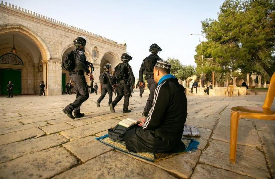 مستوطنون يقتحمون المسجد “الأقصى”  بحماية الاحتلال