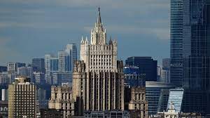 الخارجية الروسية: موسكو لا ترى ضرورة لإجلاء موظفي سفاراتها من الدول غير الصديقة