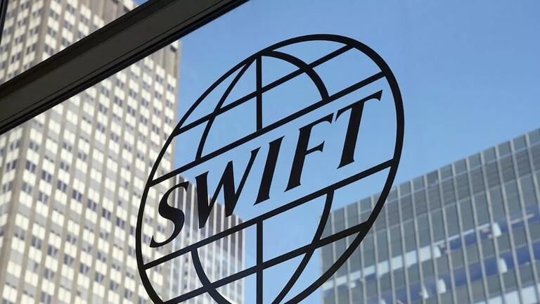 الاتحاد الأوروبي يفصل 3 بنوك روسية عن “سويفت”