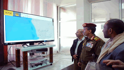 وزير الدفاع يتفقد العمل بغرفة العمليات المشتركة لرصد خروقات العدوان