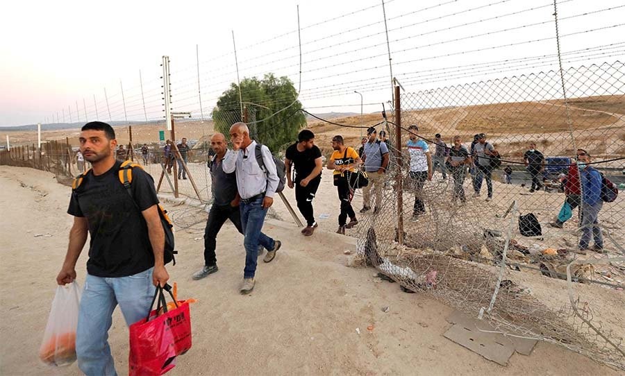 كيان الاحتلال الصهيوني يستهدف العمال قرب جدار الفصل العنصري غرب جنين