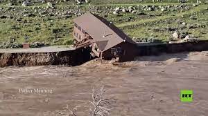 شاهد.. المياه تقتلع منزلا وتجرفه بكامله أثناء الفيضانات في يلوستون الأمريكي شاهد.. المياه تقتلع منزلا وتجرفه بكامله أثناء الفيضانات في يلوستون الأمريكي