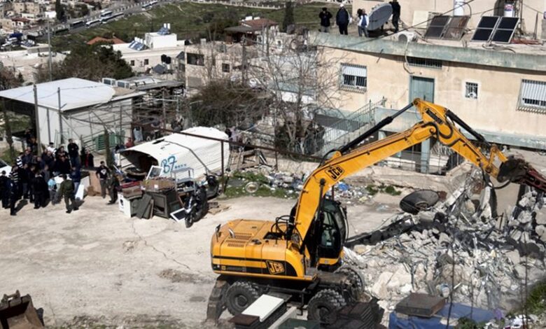 الاحتلال يسلم إخطارات لهدم 6 منازل ومحل تجاري شرق يطا جنوب الخليل