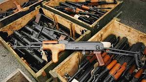 كيف يحكم قانون من العصور الوسطى سوق السلاح الأمريكي؟