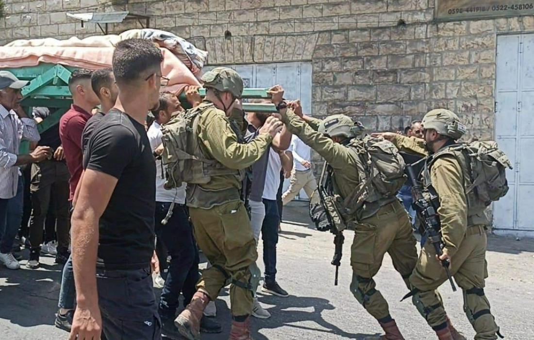 الاحتلال يعتدي على جنازة شقيقة أسير فلسطيني أثناء تشييعها شمال الخليل