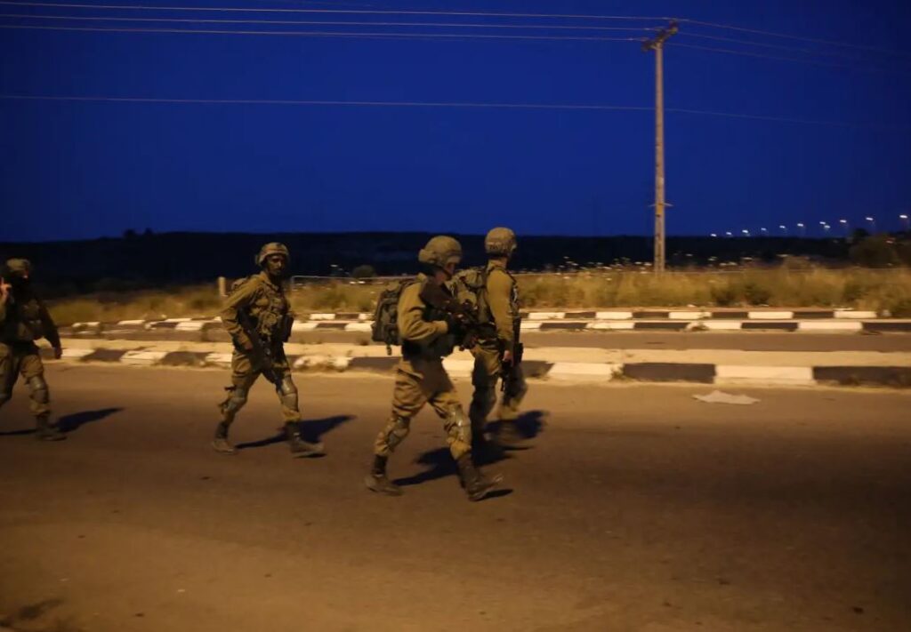 كيان الاحتلال الصهيوني يُنصب حاجزين عسكريين في الضفة والقدس المحتلتين