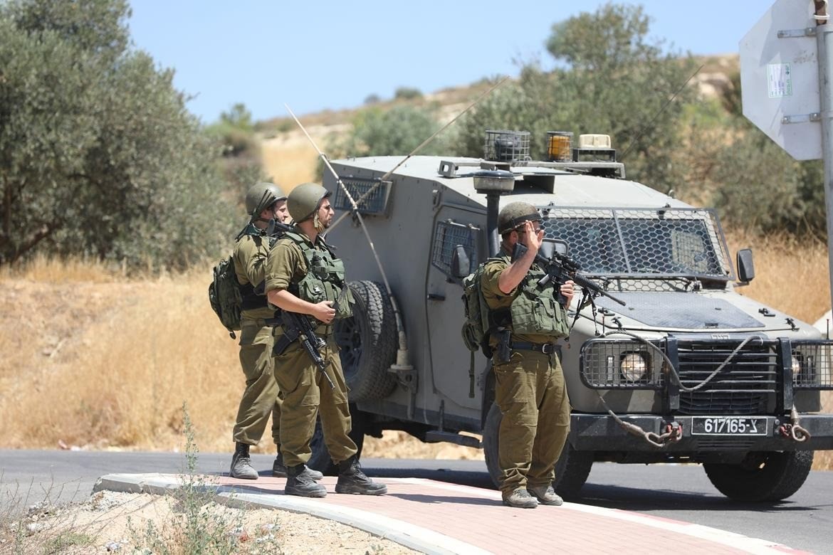 قوات الاحتلال الصهيوني تستهدف منازل الفلسطينيين في يطا بالذخيرة الحية