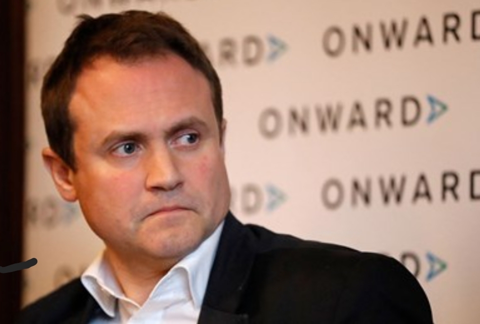 النائب البريطاني توم توغندهات يعلن عزمه الترشح لخلافة جونسون