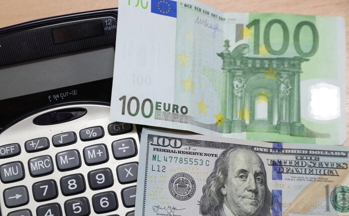 سعر اليورو يساوي تقريباً الدولار لأول مرة خلال 20 عاماً