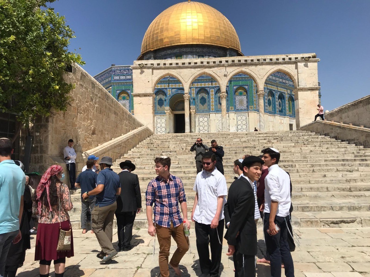 قطعان المستوطنين الصهاينة يجددون تدنيس باحات الأقصى وسط قيود مشددة