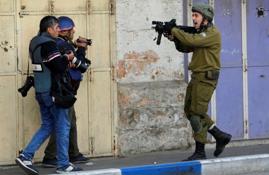 إصابة صحفي فلسطيني في مواجهات مع قوات الاحتلال