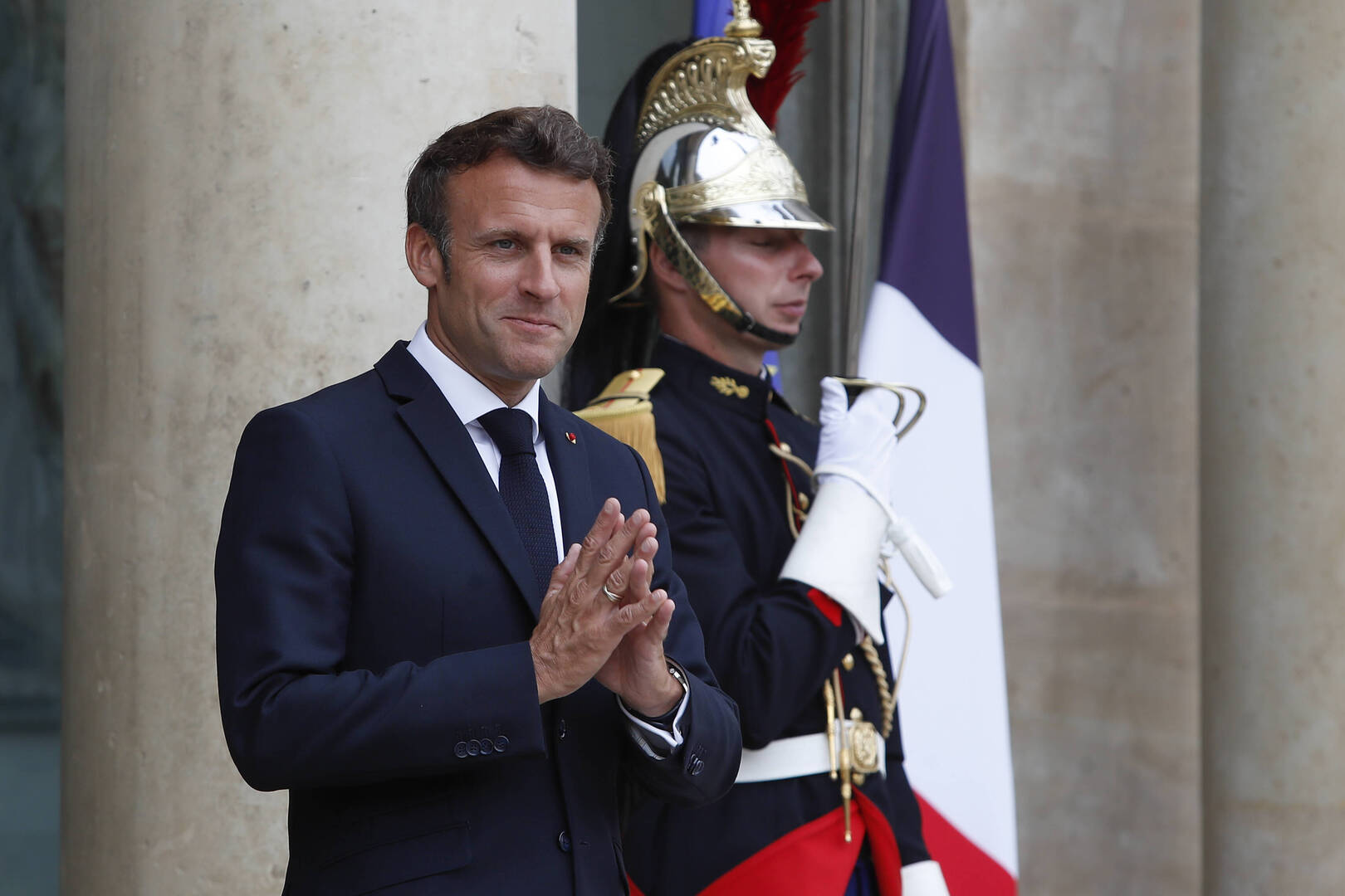 الرئيس الفرنسي يصل إلى الكاميرون في بداية جولة إفريقية