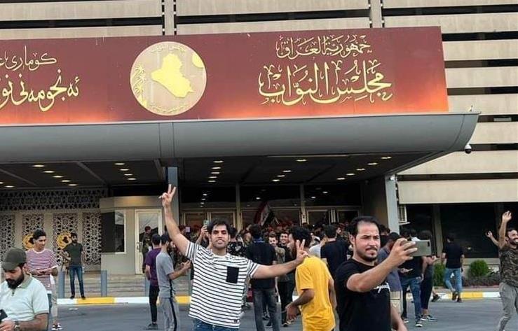 العراق.. متظاهرون يقتحمون مبنى البرلمان احتجاجا على ترشيح السوداني لرئاسة الوزراء