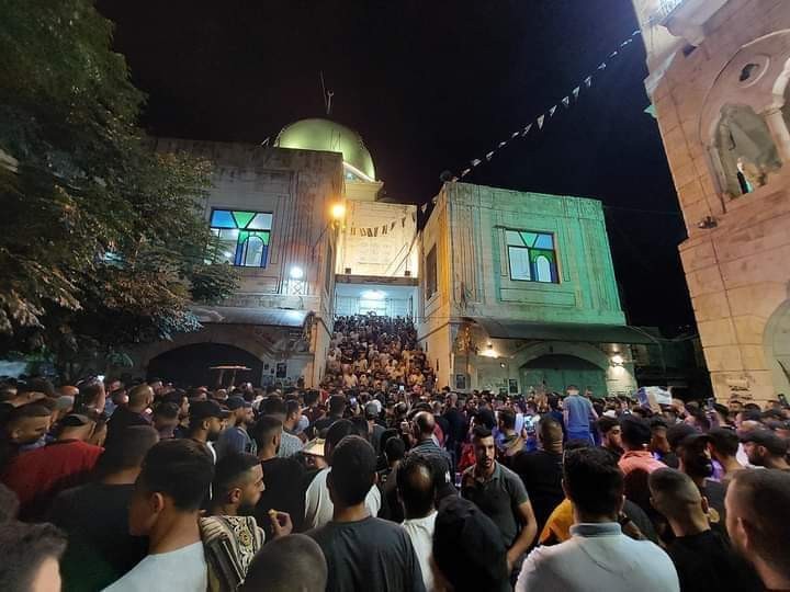 آلاف الفلسطينيين يلبون دعوات أداء صلاة “فجر الشهداء” في نابلس تيمناً بشهيديها البطلين