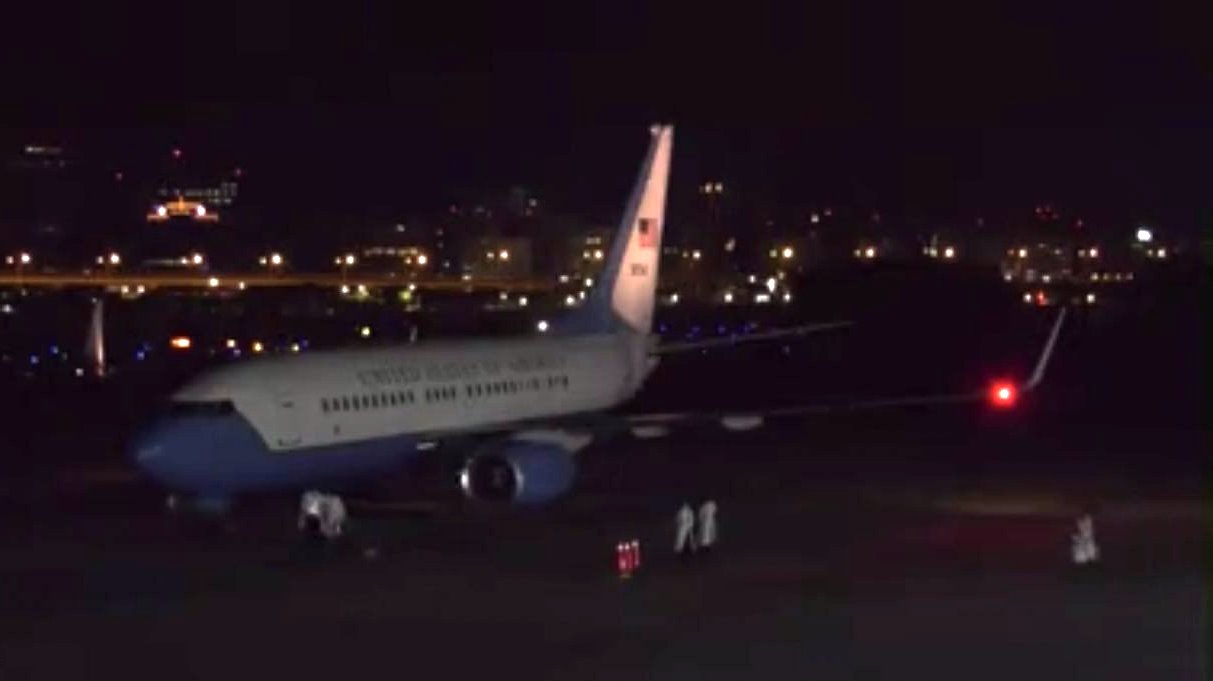 وصول طائرة رئيسة مجلس النواب الأمريكي إلى مطار تايبيه في تايوان