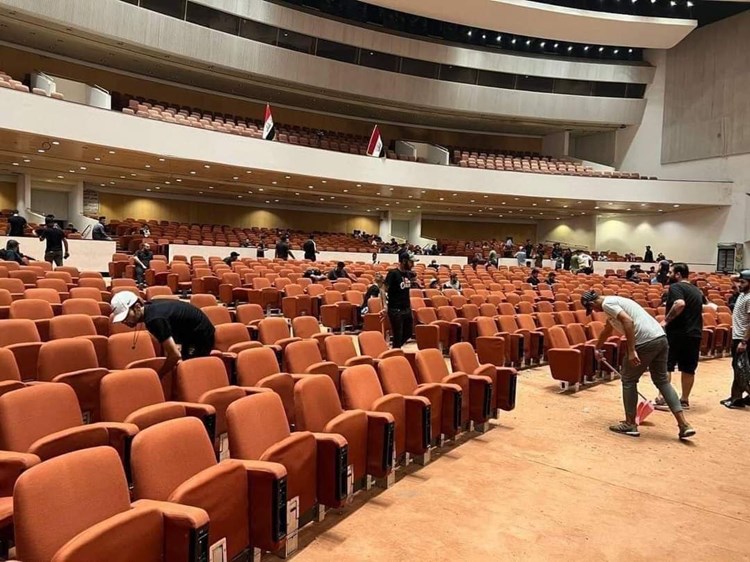العراق.. الصدر يوجّه مناصريه بإخلاء مبنى البرلمان والاعتصام حوله