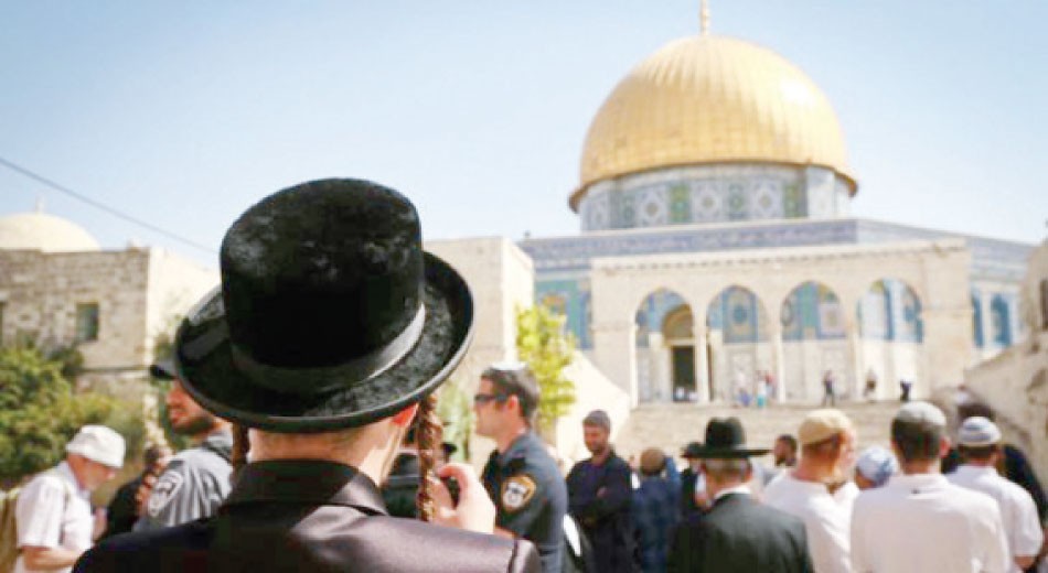 عشرات المستوطنين الصهاينة يجددون تدنيس باحات الأقصى المبارك