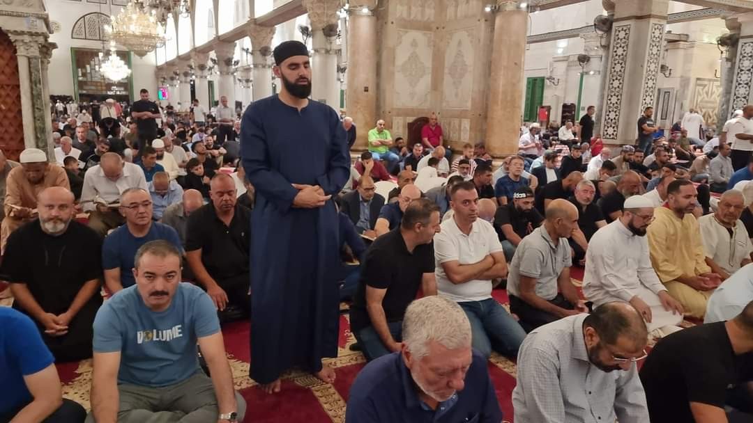 آلاف الفلسطينيين يؤدون صلاة الفجر في رحاب المسجد الأقصى المبارك