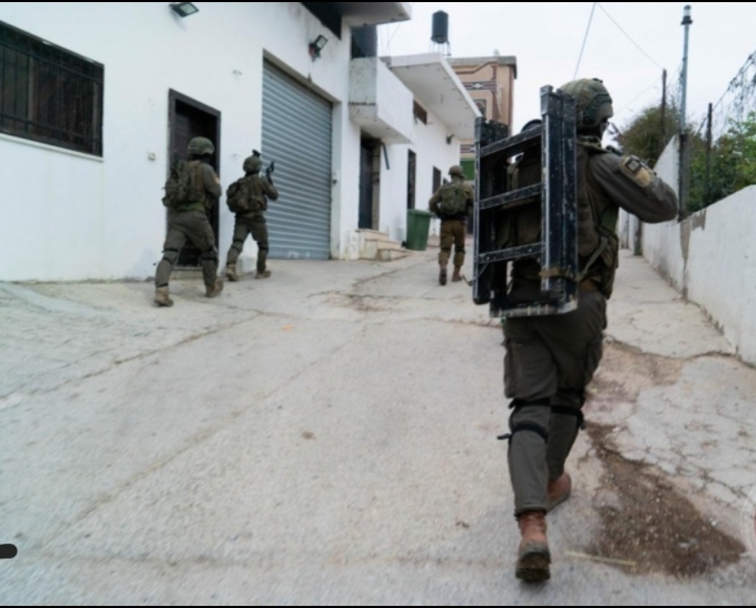 إصابة فلسطيني بالرصاص ومستوطنين يقتحموا الحرم الابراهيمي في الخليل