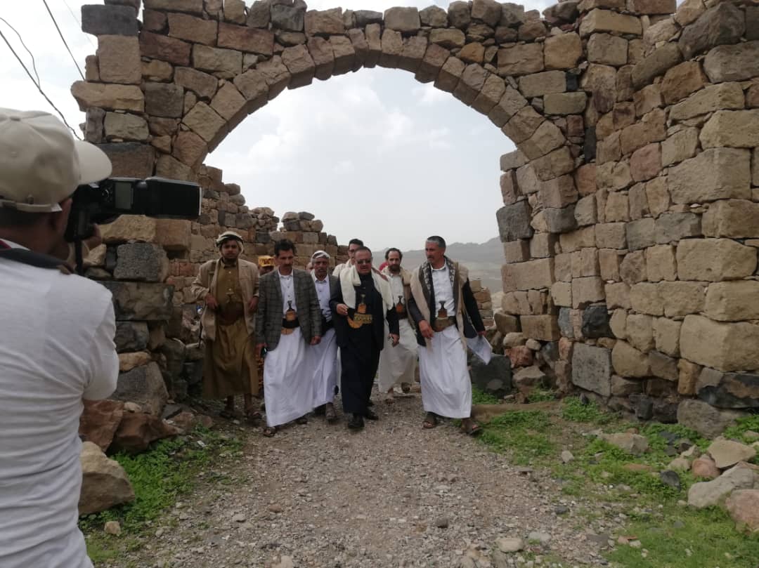 وزير الثقافة ومعه فريق آثاري يزور حصن غيمان