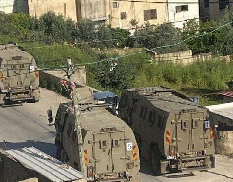 العدو الصهيوني يصيب فلسطينيين اثنين ويعتقل خمسة آخرين في طوباس