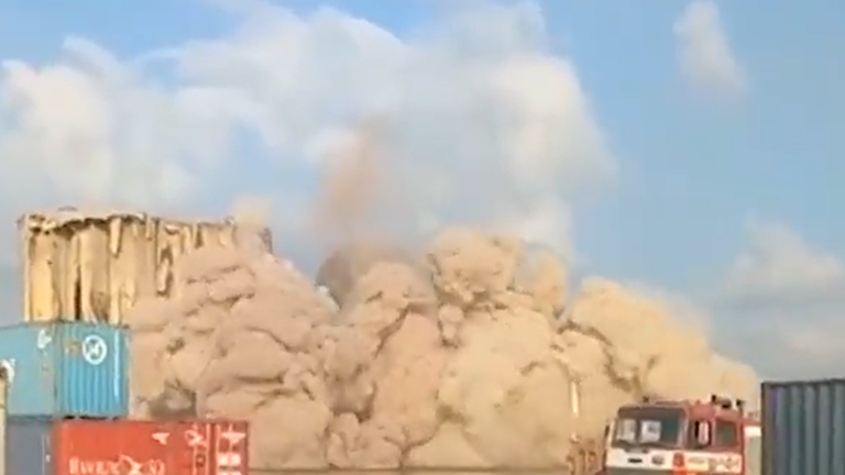 لبنان.. انهيار الجزء الشمالي من صوامع الحبوب في مرفأ بيروت