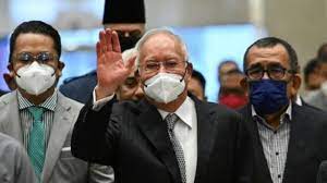 إيداع رئيس الوزراء الماليزي السابق نجيب رزاق السجن بعد تثبيت الحكم بحقه